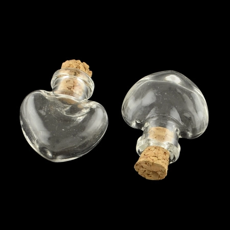 <p>Декоративная стеклянная бутылочка в виде сердца, в комплекте пробка. Размер баночки 25*22*13 мм, внутренний диаметр горлышка около 6 мм. Объем около 2 мл. Размеры могут отличаться от заявленных на плюс/минус 1-2 мм. На бутылочке возможны небольшие неровности, царапинки, пятнышки. Цена за 2 шт.</p>