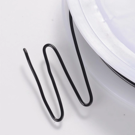 <p>Медная проволока с покрытием черного цвета. Используется для создания украшений, изготовления деревьев и цветов из бисера и камней, и прочих декоративных работ. Намотка может состоять из нескольких частей. Цена за катушку, примерно 3 метра.</p>