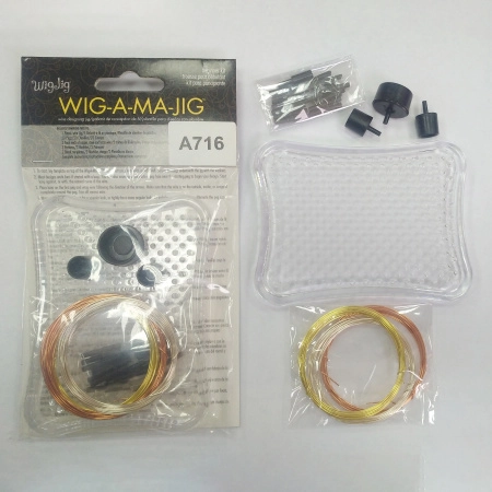 <p>
Набор для работы с проволокой WIG-A-MA-JIG для начинающих (аналог WigJig и Thing A Ma Jig Beginner). В комплекте 1 доска из прозрачного пластика, 20 колышков - насадок (15 малых, 2 средних, 2 больших и 1 очень большой). В комплект также входят 3 мотка проволоки по 1.8 метра (серебристого, золотистого и медного цветов) и небольшая инструкция с примерами (на английском и французском языках + картинки). Рабочая площадь поверхности составляет 101*76 мм.
</p>