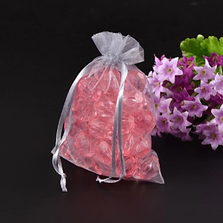 <p>Подарочный мешочек из серой органзы с серой ленточкой для завязывания, оттенок может отличаться от фотографии. Мешочки могут немного отличаться по форме и размеру, быть слегка помятыми. Оттенок может отличаться от фотографии и в разных поставках. Цена за 10 шт.</p>