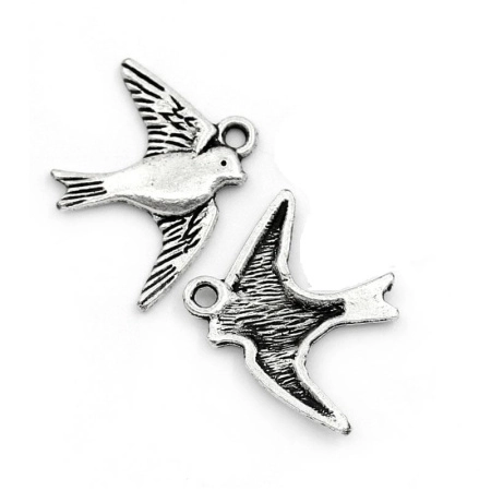 <p>Слегка выпуклая односторонняя подвеска летящая птичка (ласточка, стриж). Стиль тибетское серебро. Базовый материал - бижутерный металлический сплав, покрытие серебристое с чернением. Оттенок может отличаться от фотографии и в разных поставках. Цена за 1 шт.</p>