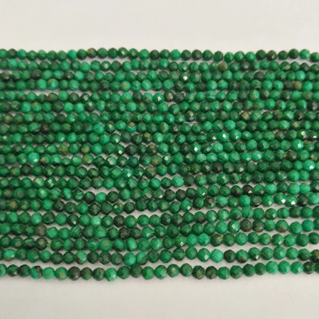 <p>Мелкие граненые бусины из натурального камня - малахита, каменный бисер. Бусины могут немного отличаться по форме и размеру. Оттенок может немного отличаться от фотографии.
Эти бусины отлично подходят для серег-кисточек.
Цена за низку примерно 38 см (около 150-170 бусин).</p>