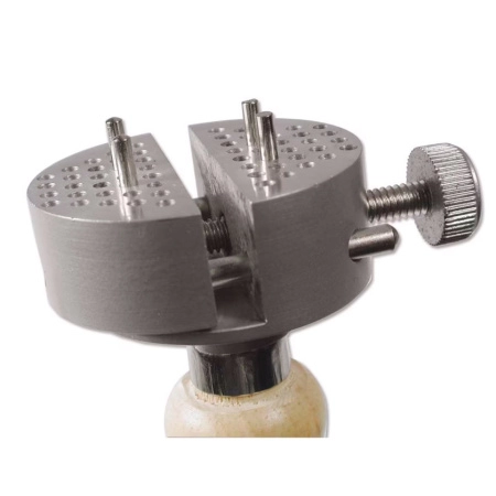 Набор для работы с проволокой, 130х50мм, Peg leg, алюминиевый с деревянной ручкой, 1 шт. <p>
Профессиональный инструмент для работы с проволокой (аналог WigJig). Алюминиевая раздвигающаяся основа с деревянной ручкой и 8 металлических колышков в комплекте. Для создания различных украшений из проволоки. Инструмент в масле, перед использованием нужно протереть. Произведены американской компанией BeadSmith в Индии. Цена за 1 шт. 
</p>
<p>
О работе с этим инструментом читайте в нашей статье <a href="https://stilnaya.com/blog/1-stati/80-instrument-dlya-raboty-s-provolokoj.html" title="Как использовать инструменты для работы с проволокой" target="_blank">«Как использовать инструменты для работы с проволокой»</a>
</p>