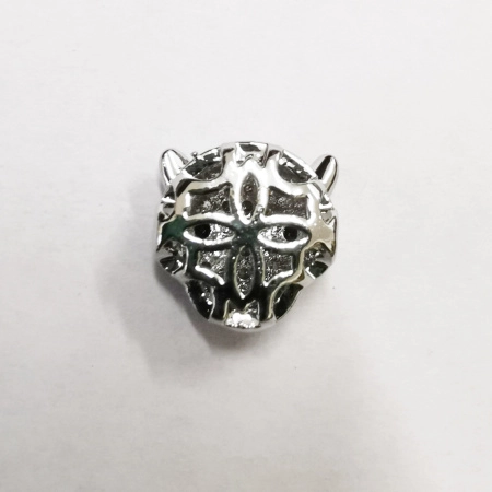 <p>Фурнитура для бижутерии Милано класса люкс (MILANO LUX). Качественный компонент для бижутерии - эффектная односторонняя бусина голова леопарда. Размер отверстия примерно 1 мм. Инкрустация фианитами двух цветов. Оттенок может отличаться от фотографии и в разных поставках. Цена за 1 шт.</p>