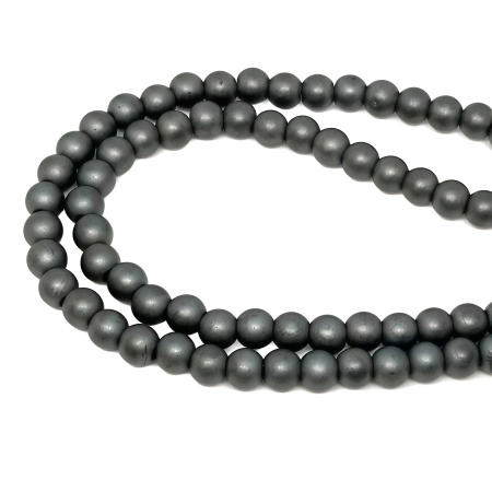 <p>Низка бусин из гематита. Гематит создан искусственно, по составу аналогичен натуральному (разновидность - гематин). Бусины могут немного отличаться по форме и размеру (не совсем круглые). Оттенок может отличаться от фотографии. На бусинах возможна пыль от сверления (красноватые и темные полоски), рекомендуем промыть перед использованием. В низке около 95 бусин, низки формируются без проверки каждой бусины на дефекты. Цена за низку.</p>