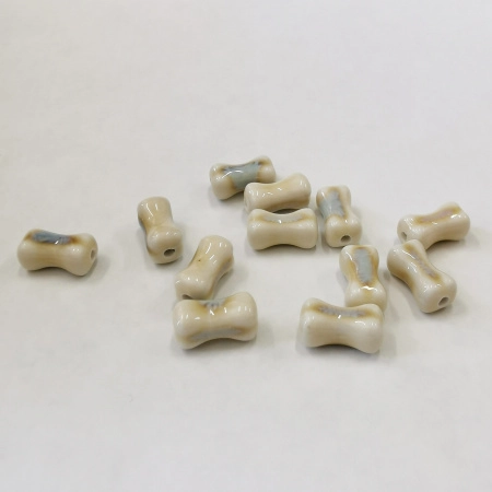 <p>Фарфоровая (порцелановая) бусина - кость ручной работы. Цвет - бежевый с голубовато-серым. Отверстие примерно 2 мм. Оттенок может отличаться от фотографии и в разных поставках. Цена за 5 бусин.</p>