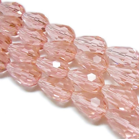 <p>Стеклянная граненая бусина - капелька, размер 8*12 мм. Цвет абрикосово-розовый, оттенок может отличаться от фотографии и в разных поставках. Низки формируются без проверки каждой бусины на дефекты. Цена за низку, около 55 бусин.</p>