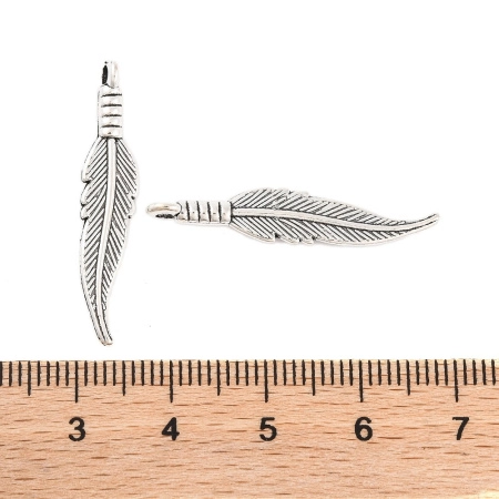 <p>Двусторонняя подвеска перышко, стиль тибетское серебро. Базовый материал - бижутерный металлический сплав на основе цинка, сверху серебристое покрытие с чернением. Оттенок может отличаться от фотографии и в разных поставках. Цена за 20 шт.</p>
