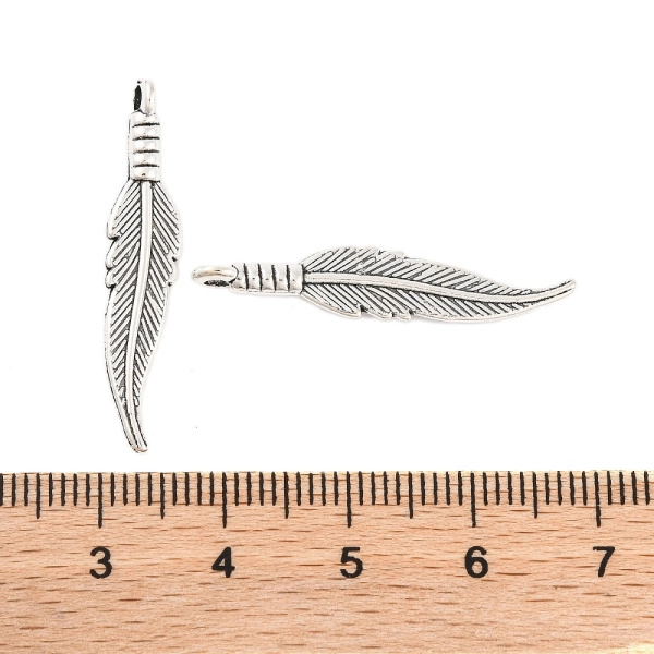 <p>Двусторонняя подвеска перышко, стиль тибетское серебро. Базовый материал - бижутерный металлический сплав на основе цинка, сверху серебристое покрытие с чернением. Оттенок может отличаться от фотографии и в разных поставках. Цена за 20 шт.</p>
