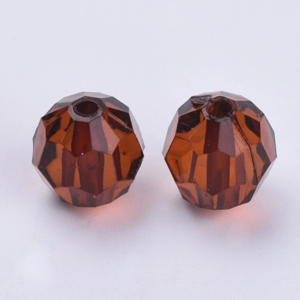 <p>Граненые акриловые (пластиковые) прозрачные бусины - шарики коричневого цвета. На бусинах возможны небольшие царапинки, заусенцы и потертости. Бусины могут немного отличаться по форме и размеру. Оттенок может отличаться от фотографии и в разных поставках. Цена за 50 грамм (около 35 бусин, фасуются на вес без проверки на дефекты).</p>