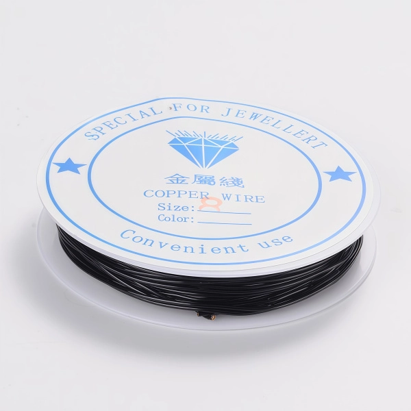 <p>Медная проволока с покрытием черного цвета. Используется для создания украшений, изготовления деревьев и цветов из бисера и камней, и прочих декоративных работ. Намотка может состоять из нескольких частей. Цена за катушку, примерно 3 метра.</p>