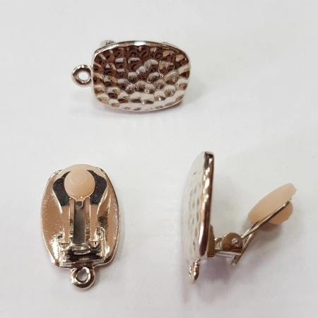 <p>Довольно крупные основы для клипс с прямоугольной платформой Hammertone и петелькой. Молотковый (битый, hammered) дизайн. На застежке имеется силиконовая вставка. Покрытие - белая бронза (по цвету напоминает родиевое покрытие). Оттенок может отличаться от фотографии. Производство Тьерра Каст (Tierra Cast, США). Цена за пару. Артикул производителя: 94-4008-70.</p>