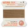<p>Прочная нить из высококачественного натурального 100% шелка, произведена компанией Griffin (Германия). К нити прикреплена проволочная иголочка. Идеально подходит для использования с жемчугом и натуральными камнями. Толщина около 0,7 мм. Оттенок может отличаться от фотографии и в разных поставках. Цена за моток 2 метра.</p>
