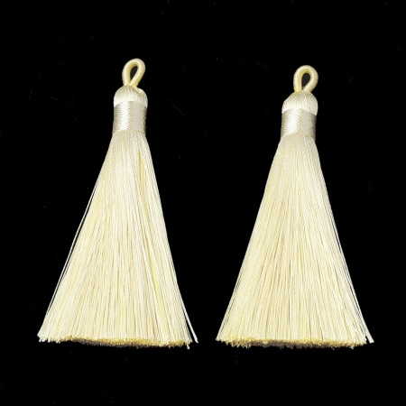 <p>Изящная полиэстеровая кисточка с петелькой. Используется для создания сережек, кулонов (сотуаров), подвесок на сумки, четки и брелоки. Оттенок может отличаться от фотографии. Размер может немного отличаться от заявленного. Цена за 2 шт.</p>