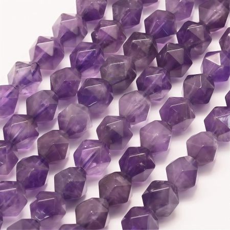 <p>Граненые бусины из натурального камня - аметиста. Бусины могут немного отличаться по форме и размеру. Оттенок бусин может немного отличаться от представленного на фотографии. Могут попадаться бусины с естественными трещинками и щербинками. Цена за низку, примерно 10 бусин.</p>