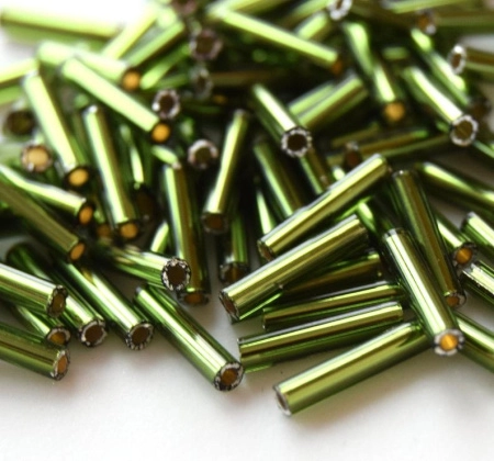 <p>Японский бисер TOHO Bugle (стеклярус Тохо), размер 9мм (толщина около 1.8мм). Прозрачный травянисто-зеленый с серебристой сердцевиной (Silver-Lined Olivine). Оттенок может отличаться от фотографии. Цена за 10 грамм. Среднее количество бисерин в 1 грамме стекляруса Toho 22-24 шт, может сильно варьироваться в зависимости от вида бисера.</p>