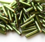 <p>Японский бисер TOHO Bugle (стеклярус Тохо), размер 9мм (толщина около 1.8мм). Прозрачный травянисто-зеленый с серебристой сердцевиной (Silver-Lined Olivine). Оттенок может отличаться от фотографии. Цена за 10 грамм. Среднее количество бисерин в 1 грамме стекляруса Toho 22-24 шт, может сильно варьироваться в зависимости от вида бисера.</p>