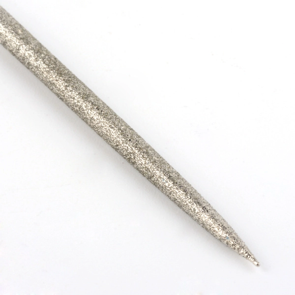 <p>Удобный бюджетный надфиль с красной резиновой ручкой. Выполнен из качественной стали с алмазным напылением. Прекрасно подходит для расширения отверстий в дереве, камне, пластике, жемчуге, керамике. Для большей эффективности смочите надфиль водой. Толщина надфиля от 0.8-1 мм до 2.8-3.3 мм. Цена за 1 шт.</p><p>ВНИМАНИЕ: на ручке возможны небольшие неровности.</p>