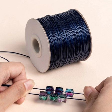 <p>Тонкий плетеный вощеный синтетический (полиэстеровый) шнур, цвет тёмно-синий. Толщина может немного отличаться от заявленной. К этому шнуру лучше брать концевики с внутренним диаметром 0.9-1 мм - в меньший концевик шнур может быть сложно вставить из-за распушенного кончика. Оттенок может отличаться от фотографии. По возможности, продается цельным куском, однако, может поставляться несколькими отрезами. Цена за 10 метров. </p>