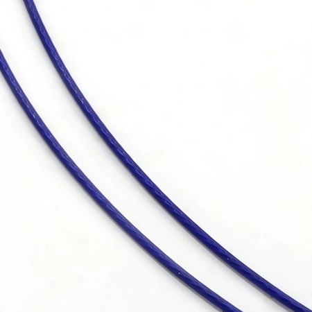 <p>Жесткая основа для колье (чокер) с закручивающимся замком. Сделана из стали с нейлоновым покрытием. Цвет основы синий, цвет замочка темно-серебристый. Оттенок может отличаться от фотографии и в разных поставках. Длина 45 см, толщина тросика - 1 мм. Цена за 5 шт.</p><p>ВНИМАНИЕ: край тросика может быть не прокрашен до конца (не видно в закрытом состоянии; на замочке возможны пятнышки.</p>