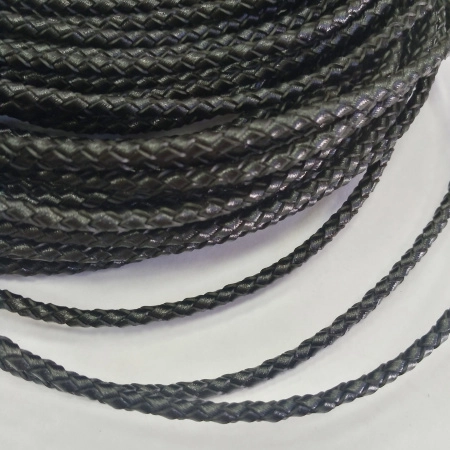 <p>Плетеный кожаный шнур черного цвета. Очень аккуратный, довольно жесткий. Отлично подойдет для создания браслетов и украшений на шею. Выполнен из натуральной восстановленной кожи. Из-за плетения толщина может варьироваться от 2.5 до 3 мм. Оттенок может отличаться от фотографии и в разных поставках. Цена за 1 метр.</p>