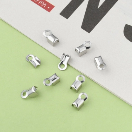 Не темнеющая фурнитура. Качественный и крепкий обжимной концевик из нержавеющей стали с внутренним размером около 3 мм (подходит также для круглых шнуров толщиной 2-2.5 мм). Цена за пару. Хорошо подходит для:
шнура
нескольких тонких шнуров
Можно использовать также для:
узкой ленты