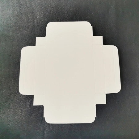 <p>Лаконичная подарочная коробочка из картона белого цвета. Поставляется в разобранном виде (основание + крышка), требуется склеивание (клей в комплект не входит!). Внутренний размер коробочки 6.2*6.2*3.1 см. Коробочку можно задекорировать при помощи штампов или аппликации (рекомендуется это делать до сборки). Цена за 5 коробочек.</p>