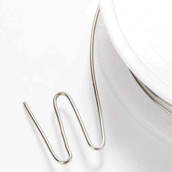 <p>Медная проволока с покрытием под сталь. Оттенок может отличаться от фотографии. Используется для создания украшений, изготовления деревьев и цветов из бисера и камней, и прочих декоративных работ, диаметр 0,8 мм. Намотка может состоять из нескольких частей. Цена за катушку около 5 метров.</p>