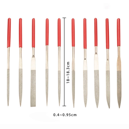 <p>Набор надфилей (напильников) из качественной стали с алмазным покрытием, ручки из красной резины. Набор поставляется в удобном чёрном тканевом пенале на молнии. В комплекте, помимо надфилей, имеется пластиковая щёточка для чистки изделий от металлической пыли и пластиковый органайзер. Набор подходит для работы с деревом, пластиком, керамикой, стеклом, камнем, металлом. В процессе работы рекомендуется смачивать рабочую поверхность инструмента водой. Цена за 1 набор (10 напильников + щёточка + органайзер).</p>