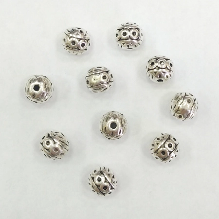 <p>Бусина с филигранным узором в винтажном стиле. Изготовлена из бижутерного сплава с серебристым покрытием. Оттенок может отличаться от фотографии. Размер отверстия около 1 мм. Цена за 15 грамм (около 11 бусин, фасуются без проверки на дефекты).</p>