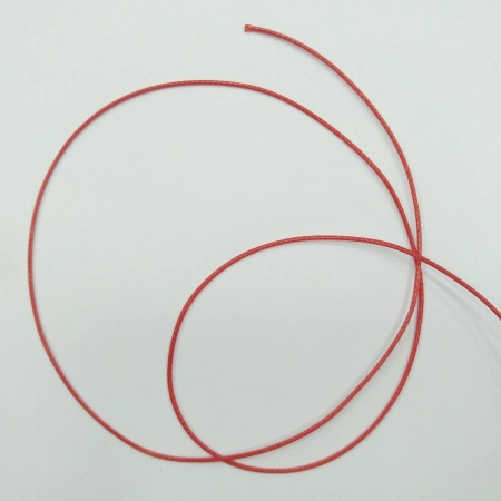 <p>Тонкий плетеный вощеный синтетический (полиэстеровый) шнур, цвет красный, оттенок может отличаться от фотографии. Толщина около 0.5-0.7 мм. По возможности, продается цельным куском, однако, может поставляться несколькими отрезами. Цена за 10 метров.  </p>