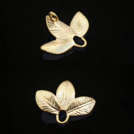 Коннектор, 15.5х13х2мм, Корея, три листика со скрытой петелькой, базовый материал - латунь, матовые позолоченные, 1 шт.