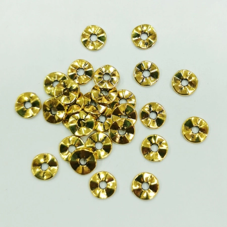 Бусина металлическая, 7х1мм, волнистый диск, базовый материал - цинковый сплав, золотистого цвета с чернением, 5 грамм <p>
Бусина-разделитель в форме изогнутой (плиссированной) рондели. Изготовлена из бижутерного сплава с покрытием под золото с чернением. Оттенок может отличаться от фотографии и в разных поставках. Размер отверстия около 1.8 мм. Цена за упаковку 5 грамм (около 26 штук, фасуются без проверки на дефекты).
</p>