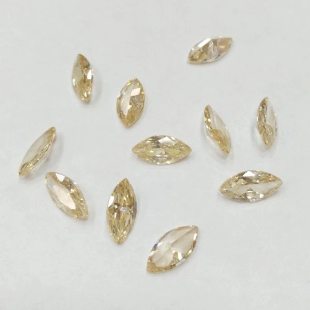 Ювелирный кристалл из фианита, 10х5мм, форма челнок, шампань, 1 шт.