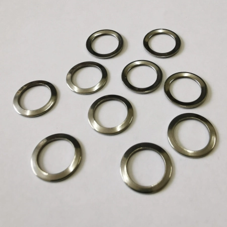 <p>Не темнеющая фурнитура для бижутерии из нержавеющей стали (марка 304: не окисляется, не облезает). Соединительный элемент - лаконичное кольцо. Также можно использовать как декоративный элемент при работе с сутажем. Края не очень гладкие, отверстие может быть сделано не четко по центру, а с небольшим смещением. На поверхности возможны царапинки, щербинки. Оттенок может отличаться от фотографии. Обратите внимание на фотографию - кольца слегка вогнутые. Цена за 10 шт.</p>