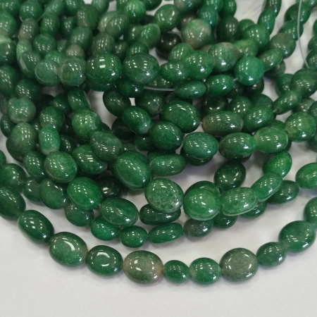 <p>Каменные бусины ручной огранки - овалы слегка неправильной формы. Белый жадеит, тонированный в зеленый цвет. Оттенок может отличаться от фотографии. На бусинах возможны щербинки и трещинки естественного происхождения, отверстие может быть не ровным. Длина около 6-11 мм, ширина 5-8 мм, толщина 3-6 мм. Цена за низку из 25 бусин.</p>