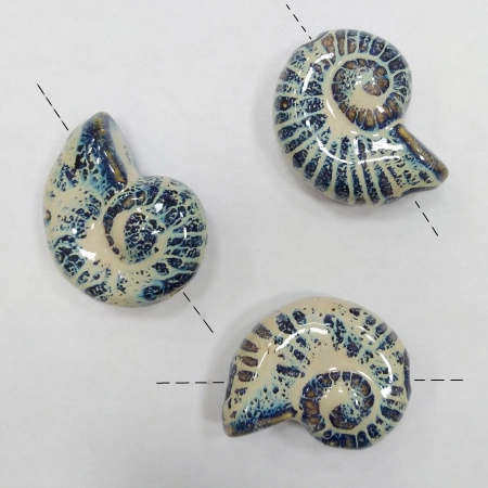 <p>Крупная эффектная керамическая бусина - ракушка ручной работы. Бусина покрыта глазурью светло-бежевого цвета с сине-голубыми и коричневыми узорами. Цвет может отличаться от фотографии. Бусины могут отличаться по форме и размеру, рисунок на каждой бусине уникален. Диаметр отверстия - около 3 мм. Отверстие может быть сделано не очень аккуратно. Цена за 1 бусину.</p><p>Внимание: Возле отверстия также возможны сколы, отсутствие глазури.</p>