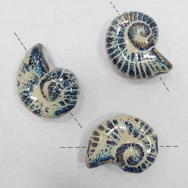 <p>Крупная эффектная керамическая бусина - ракушка ручной работы. Бусина покрыта глазурью светло-бежевого цвета с сине-голубыми и коричневыми узорами. Цвет может отличаться от фотографии. Бусины могут отличаться по форме и размеру, рисунок на каждой бусине уникален. Диаметр отверстия - около 3 мм. Отверстие может быть сделано не очень аккуратно. Цена за 1 бусину.</p><p>Внимание: Возле отверстия также возможны сколы, отсутствие глазури.</p>