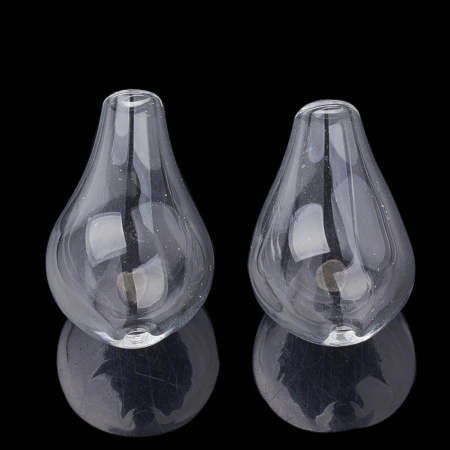 <p>Стеклянная полая капля со сквозным отверстием для создания украшений. Бусины сделаны вручную, могут немного отличаться по форме и размеру. Напоминают также грушу. Длина бусин 23-27, толщина нижней части 14-17 мм, диаметр отверстия - около 1.5-2 мм. Цена за 1 шт.</p>