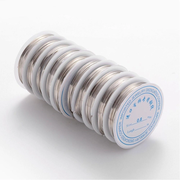 <p>Медная проволока с покрытием под сталь. Оттенок может отличаться от фотографии. Используется для создания украшений, изготовления деревьев и цветов из бисера и камней, и прочих декоративных работ, диаметр 0,8 мм. Намотка может состоять из нескольких частей. Цена за катушку около 5 метров.</p>