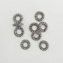 <p>Бусина - рондель с насечками, ручная работа. Бусины могут немного отличаться по форме и размеру. Диаметр отверстия около 3 мм. Можно использовать в качестве коннектора или соединительного колечка. Отлично подходит для украшений в стиле трайбл, бохо, этника.
Производитель - Индия. Цена за 20 шт.</p>
