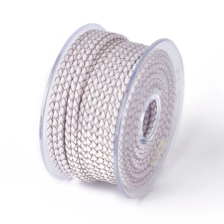 <p>Плетеный кожаный шнур. Сплетён из плоского белого шнура с бежево-коричневым срезом, за счёт чего при плетении получается красивый графичный узор. Очень аккуратный. Отлично подойдет для создания браслетов и украшений на шею. Выполнен из натуральной восстановленной кожи. Толщина может немного отличаться от заявленной. Цена за 1 метр. При покупке нескольких единиц отрезается цельным куском.</p>