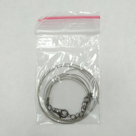 <p>Набор для сборки колье, бус или браслета длиной до 107 см. Цвет фурнитуры - черный металлик. В набор входит 7-жильный ювелирный тросик японского производства толщиной 0.48мм (сталь с нейлоновым покрытием) - около 1 метра, обжимные концевики с соединительными колечками (пара), застежка-карабин с вращающимся основанием 14*7мм и удлиняющая цепочка длиной 4 см. Вся фурнитура имеет покрытие вороненая сталь. Цена за 1 набор.</p>