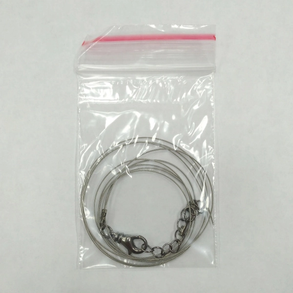 <p>Набор для сборки колье, бус или браслета длиной до 107 см. Цвет фурнитуры - черный металлик. В набор входит 7-жильный ювелирный тросик японского производства толщиной 0.48мм (сталь с нейлоновым покрытием) - около 1 метра, обжимные концевики с соединительными колечками (пара), застежка-карабин с вращающимся основанием 14*7мм и удлиняющая цепочка длиной 4 см. Вся фурнитура имеет покрытие вороненая сталь. Цена за 1 набор.</p>