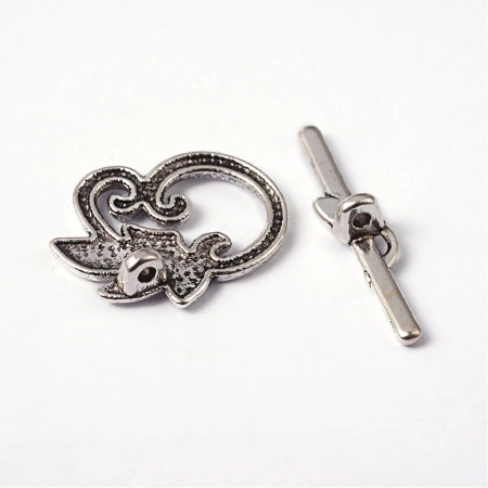 <p>Замочек-тогл со скрытыми петельками в форме веточки с листиками. Стиль "тибетское серебро". Оттенок может отличаться от фотографии. Размер тоггла 22*19 мм, палочки - 29*5 мм. Цена за 5 шт.</p><p>Внимание: на покрытии возможны пятнышки, небольшие щербинки</p>