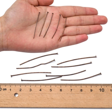 <p>Бюджетные пины со шляпкой, железо с медным покрытием. Длина 4 см, диаметр пина около 0,7 мм. Шляпка на пинах может быть не симметрична. Оттенок может отличаться от фотографии и в разных поставках. Цена за упаковку 10 грамм (примерно 55 штук).</p>