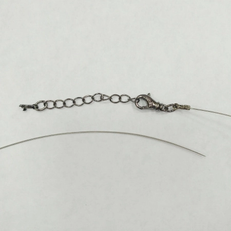 <p>Набор для сборки колье, бус или браслета длиной до 107 см. Цвет фурнитуры - черный металлик. В набор входит 7-жильный ювелирный тросик японского производства толщиной 0.48мм (сталь с нейлоновым покрытием) - около 1 метра, обжимные концевики с соединительными колечками (пара), застежка-карабин с вращающимся основанием 14*7мм и удлиняющая цепочка длиной 4 см. Вся фурнитура имеет покрытие вороненая сталь. Цена за 1 набор.</p>