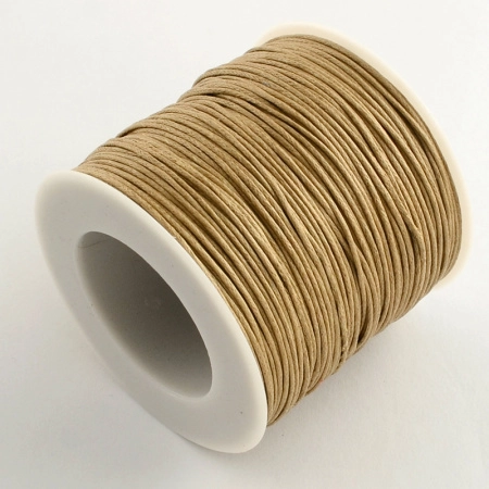 Шнур хлопковый вощеный, около 1мм, бежевый, 84 метра, катушка <p>Катушка вощеного шнура, цвет бежевый. Оттенок может отличаться от фотографии и в разных поставках. Шнур в намотке может состоять из нескольких частей. Толщина 1±0,2 мм. Производство Китай. Намотка может состоять из нескольких частей. Цена за 1 катушку (около 84 метров).</p>