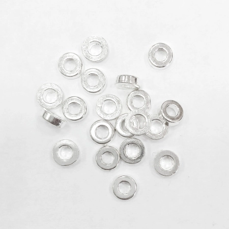 <p>Бусина в форме узкой гладкой рондели. Под серебро. Оттенок может отличаться от фотографии. Диаметр отверстия с одной стороны около 2.5 мм, с другой около 2.9 мм. Отверстие может быть сделано не точно по центру. Возможны небольшие неровности. Цена за 5 грамм (около 20 бусин, фасуются на вес без проверки на дефекты).</p>