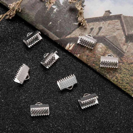 <p>Бюджетные концевики - зажимы для лент, цена за 10 грамм (около 15 пар, фасуются без проверки на дефекты). Оттенок может отличаться от фотографии. На покрытии возможны тёмные пятнышки, царапинки. Хорошо подходит для:
<ul>
<li>ленты</li>
<li>плоского кожаного шнура</li>
</ul></p>